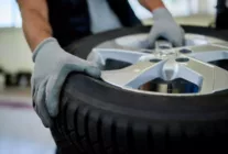 changement de pneu par un mécanien