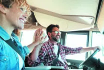 Couples dans un camping-car