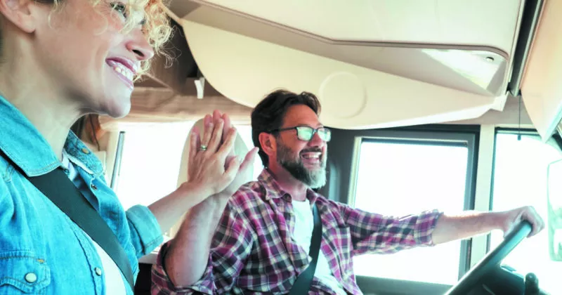 Couples dans un camping-car