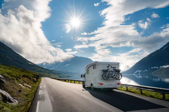 Camping-car sur la route en montagne
