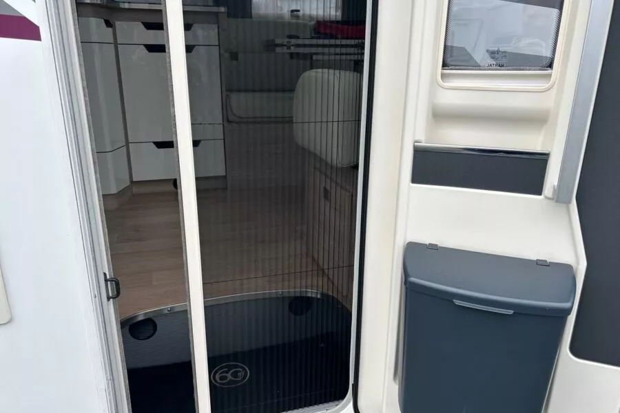 Camping-car Intégral - Rapido 8096 DF 60 ans - Bonjour Caravaning Coëtmieux