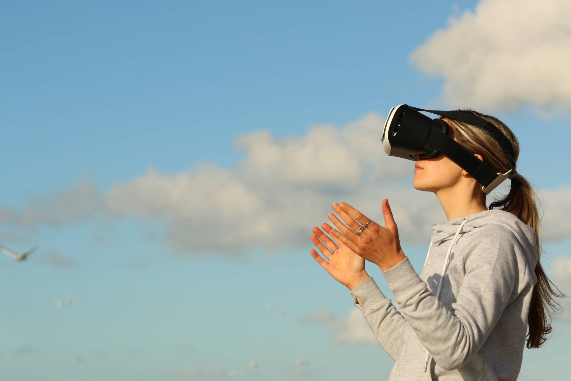 femme_casque_realite_virtuelle