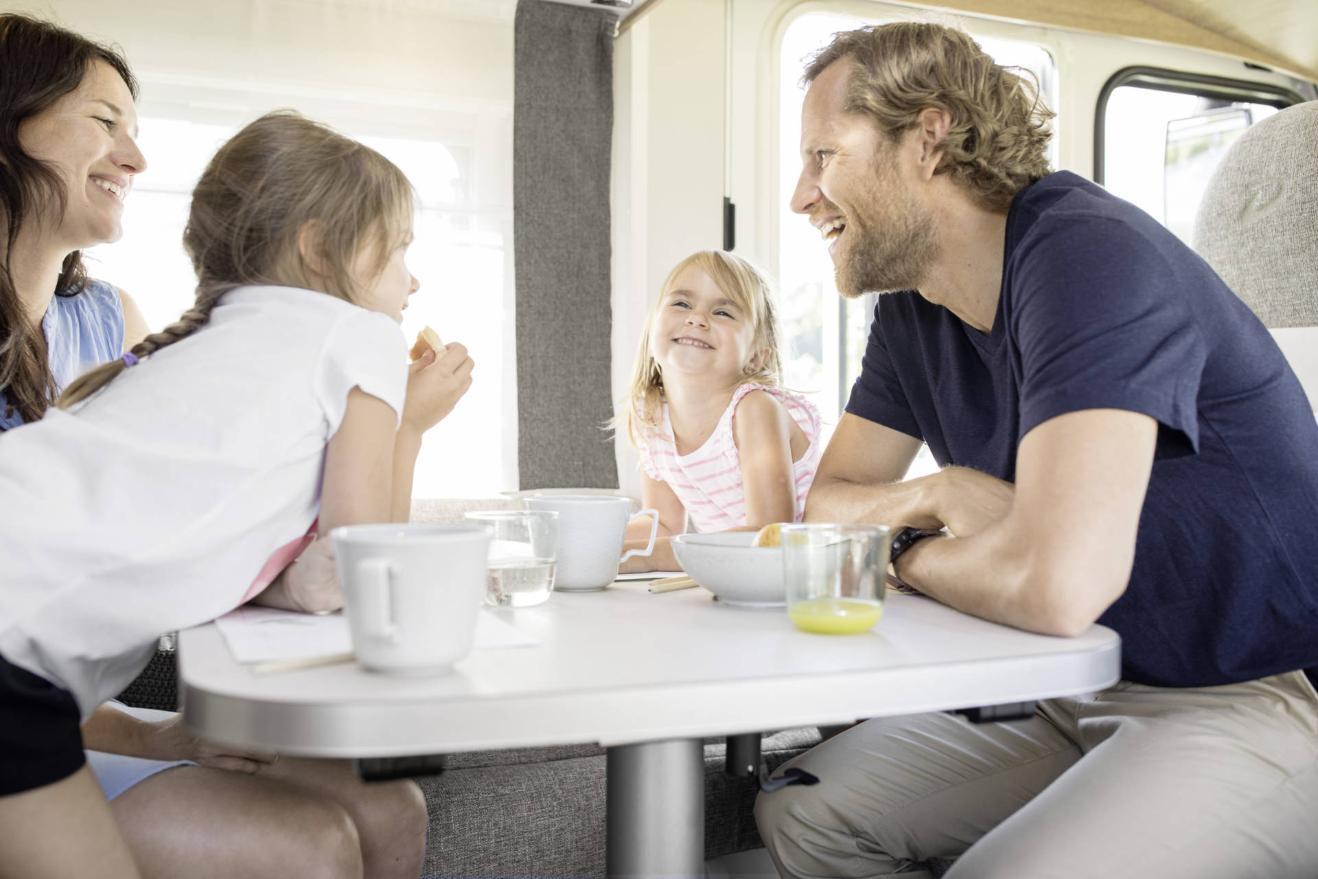 famille en camping-car